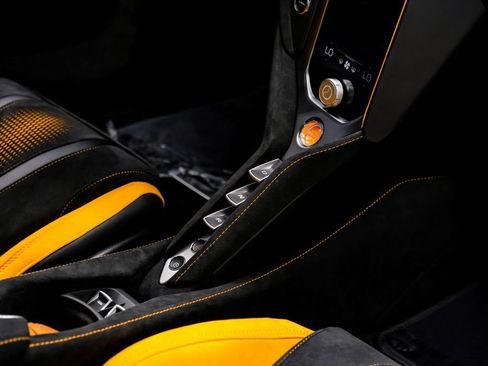 Used 2026 McLaren 750S Spider RWD image 25