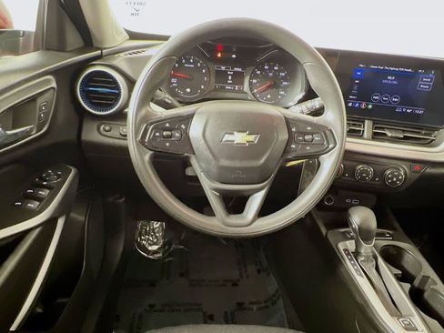 Used 2024 Chevrolet Trax LS w/ LS Convenience Package FWD image 11