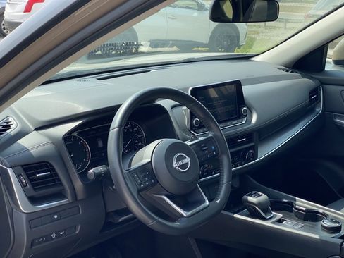 Used 2024 Nissan Rogue SV w/ SV Premium Package image 11