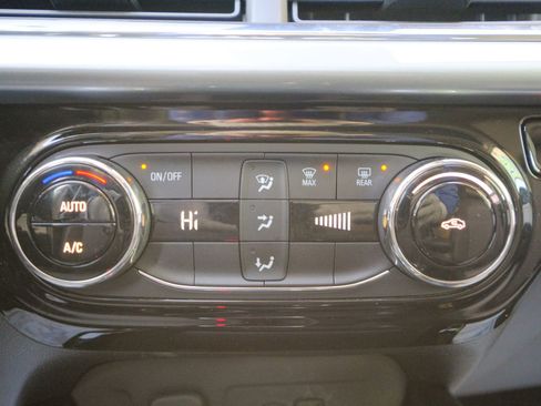 Used 2025 Chevrolet Trax LT image 32