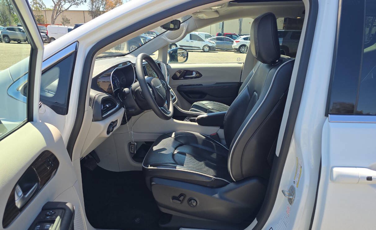 Used 2024 Chrysler Pacifica Limited FWD image 9