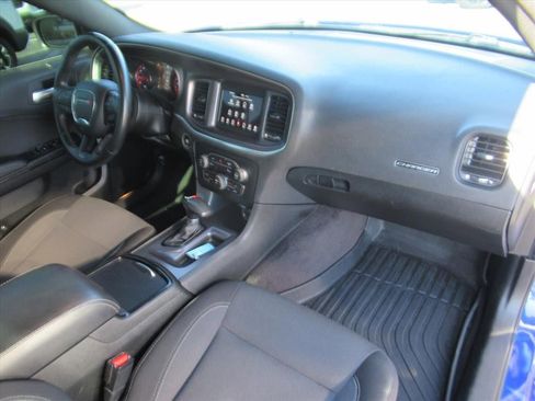 Used 2018 Dodge Charger SXT w/ Blacktop Package image 10