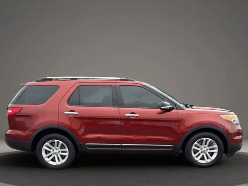 Used 2014 Ford Explorer XLT w/ Equipment Group 202A image 3
