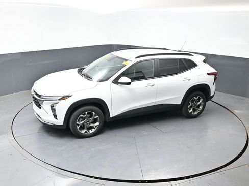 Used 2025 Chevrolet Trax LT FWD image 46