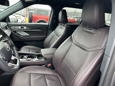 Used 2025 Ford Explorer Platinum image 9