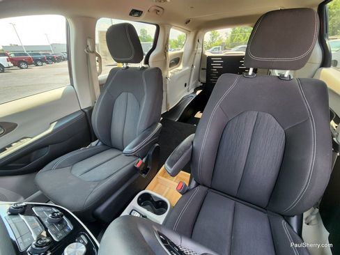 Used 2023 Chrysler Voyager LX image 43