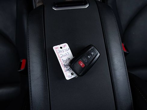 Used 2023 Toyota Highlander Platinum FWD image 32