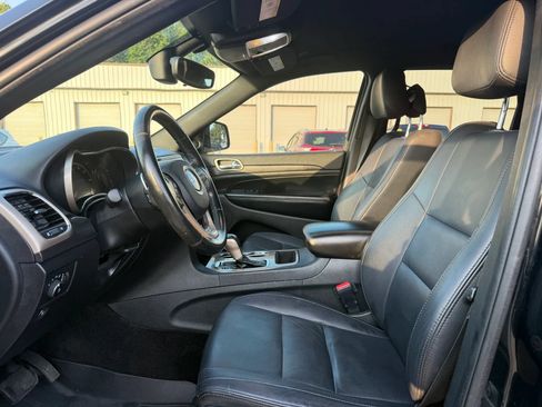 Used 2017 Jeep Grand Cherokee Laredo w/ Quick Order Package 23E AWD/4WD image 2