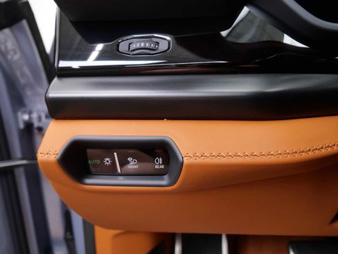 Used 2025 Lamborghini Urus SE AWD/4WD image 34