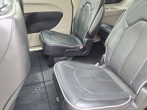 Used 2024 Chrysler Pacifica Limited FWD image 17