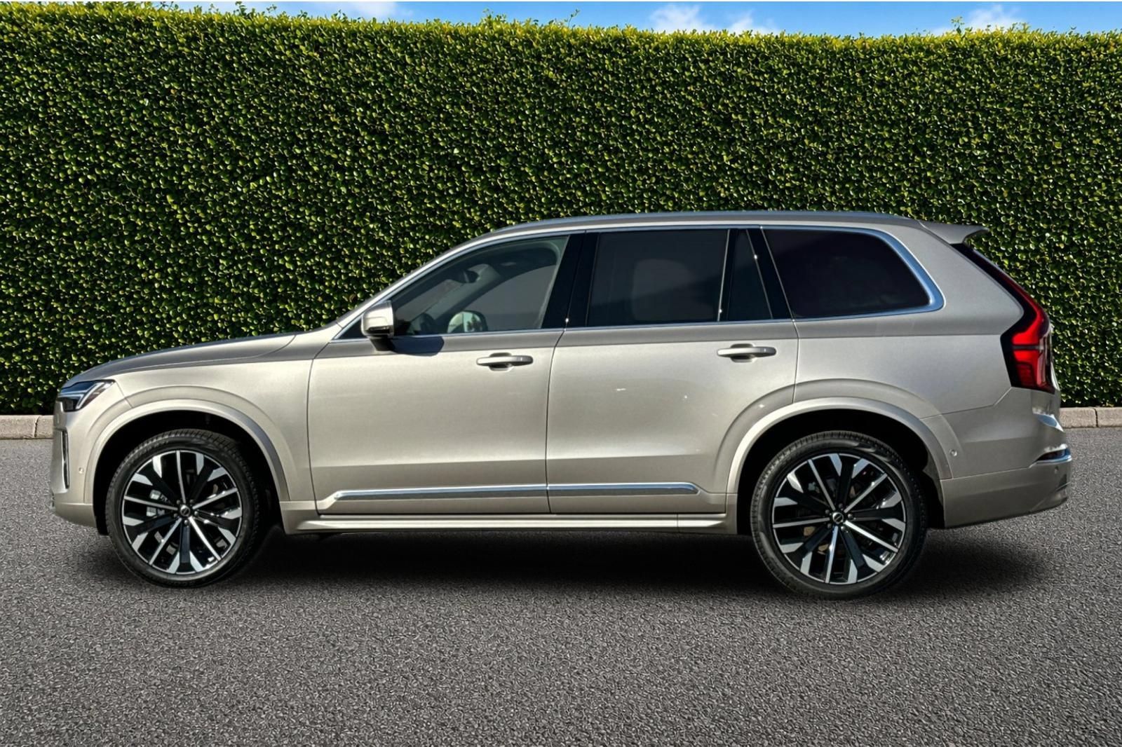 New 2026 Volvo XC90 B5 Ultra w/ Protection Package Premier AWD/4WD image 3