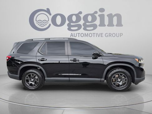Used 2025 Honda Pilot TrailSport image 7