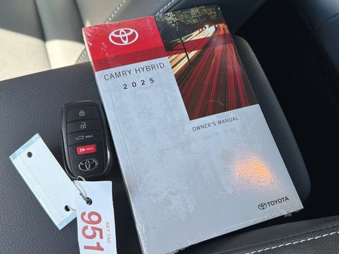 Used 2025 Toyota Camry SE FWD image 4