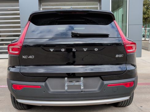 Used 2025 Volvo XC40 B5 Core image 9