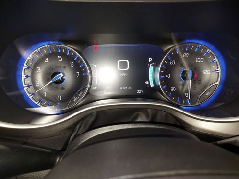 Used 2024 Chrysler Pacifica Touring-L image 21