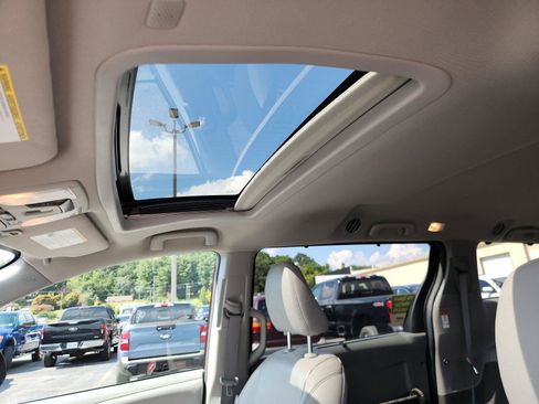 Used 2019 Toyota Sienna XLE w/ XLE Navigation Package FWD image 11