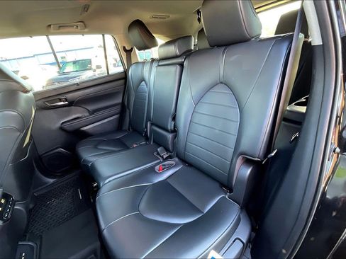 Used 2020 Toyota Highlander XLE image 25