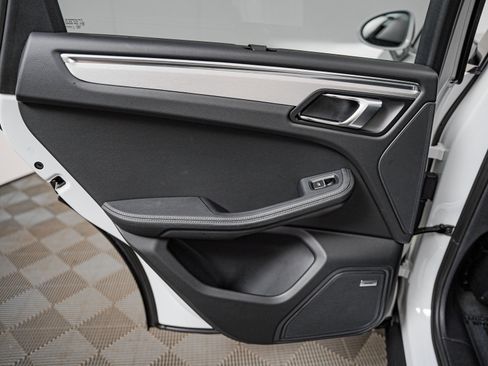 Certified 2026 Porsche Macan AWD/4WD image 27