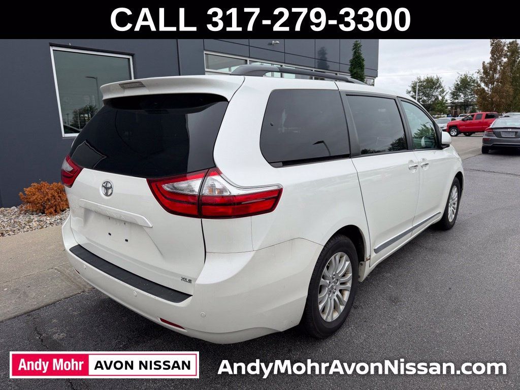 Used 2017 Toyota Sienna XLE Premium FWD image 4
