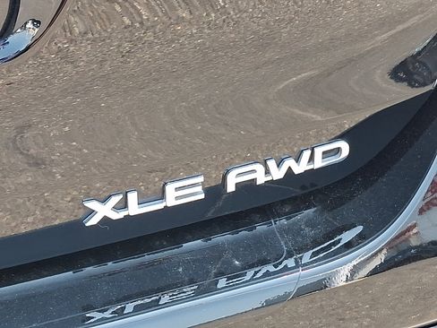 Used 2023 Toyota Highlander XLE AWD/4WD image 32