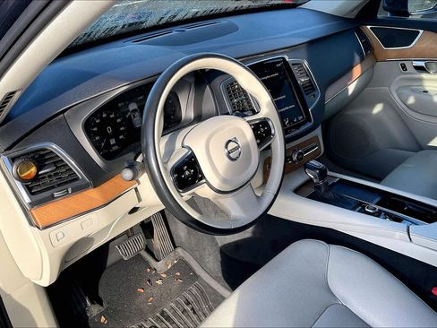 Used 2021 Volvo XC90 T5 Momentum w/ Protection Package Premier image 15