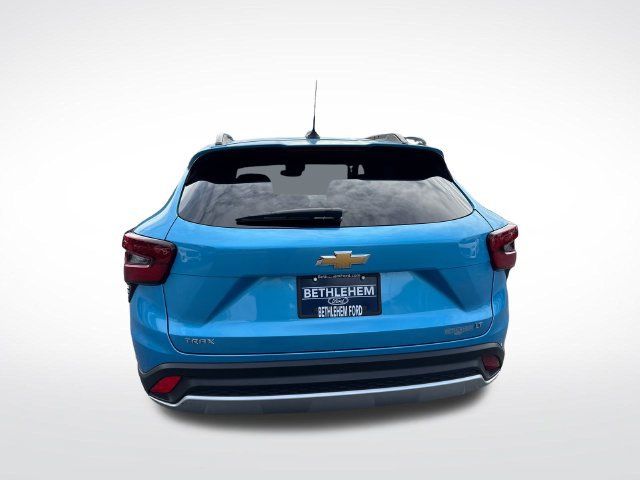 Used 2025 Chevrolet Trax LT w/ Driver Confidence Package FWD image 4