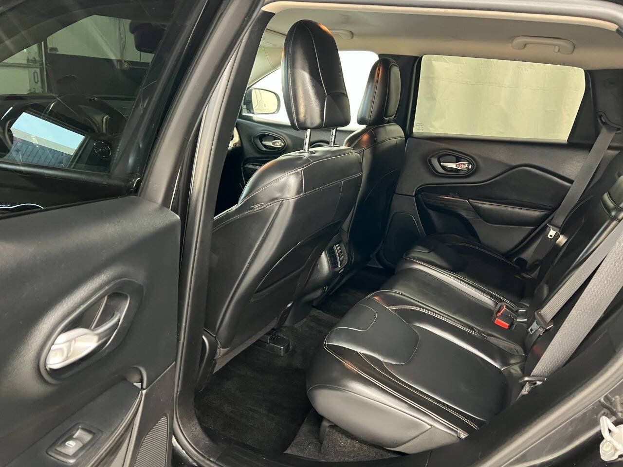 Used 2016 Jeep Cherokee Limited AWD/4WD image 9
