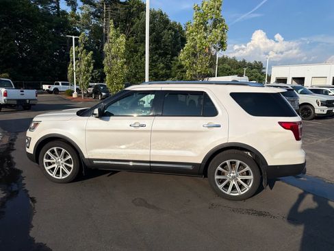 Used 2017 Ford Explorer Limited w/ Equipment Group 301A AWD/4WD image 10