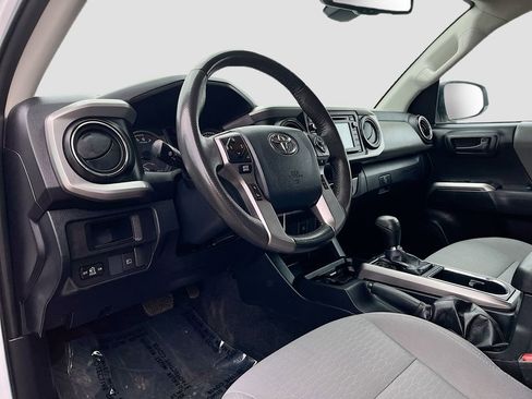 Used 2019 Toyota Tacoma SR5 AWD/4WD image 9