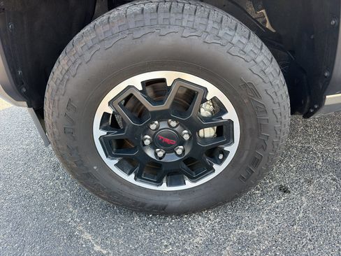 Used 2025 Toyota Tacoma TRD Off-Road w/ TRD Off Road Upgrade Package AWD/4WD image 10