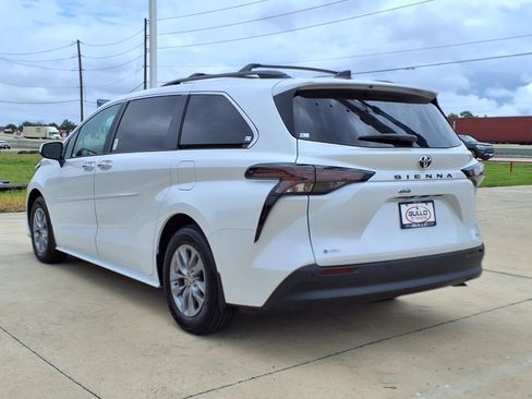 Used 2026 Toyota Sienna XLE FWD image 2