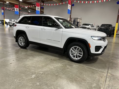 Certified 2025 Jeep Grand Cherokee Laredo w/ Luxury Tech Group I image 7