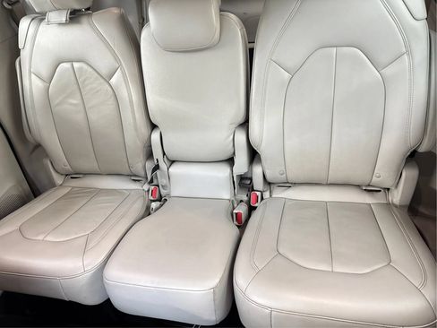 Used 2017 Chrysler Pacifica Touring-L w/ Tire & Wheel Group FWD image 20