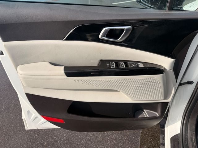Used 2024 Kia Carnival EX FWD image 3