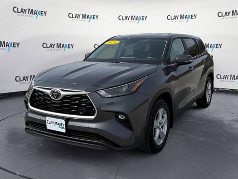 Used 2024 Toyota Highlander LE image 1