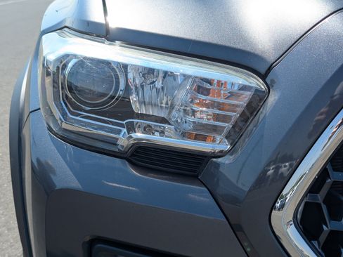 Used 2018 Toyota Tacoma TRD Off-Road w/ Technology Package AWD/4WD image 39
