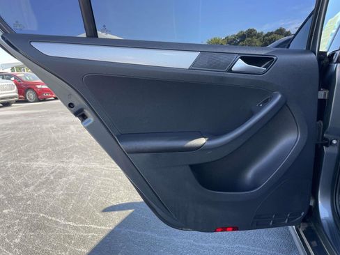 Used 2017 Volkswagen Jetta SE image 11