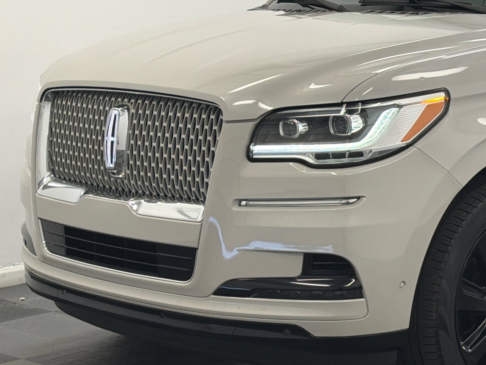Certified 2023 Lincoln Navigator Reserve AWD/4WD image 2