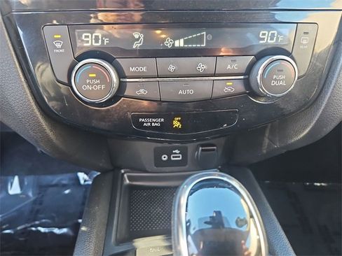 Used 2019 Nissan Rogue SV image 17