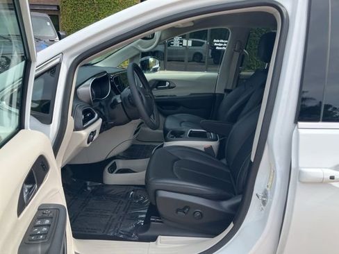 Used 2024 Chrysler Pacifica Select image 10