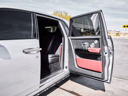 Used 2024 Rolls-Royce Phantom Sedan RWD image 40