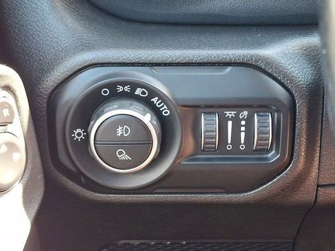 Used 2021 Jeep Gladiator Overland w/ Popular Equipment Package AWD/4WD image 29