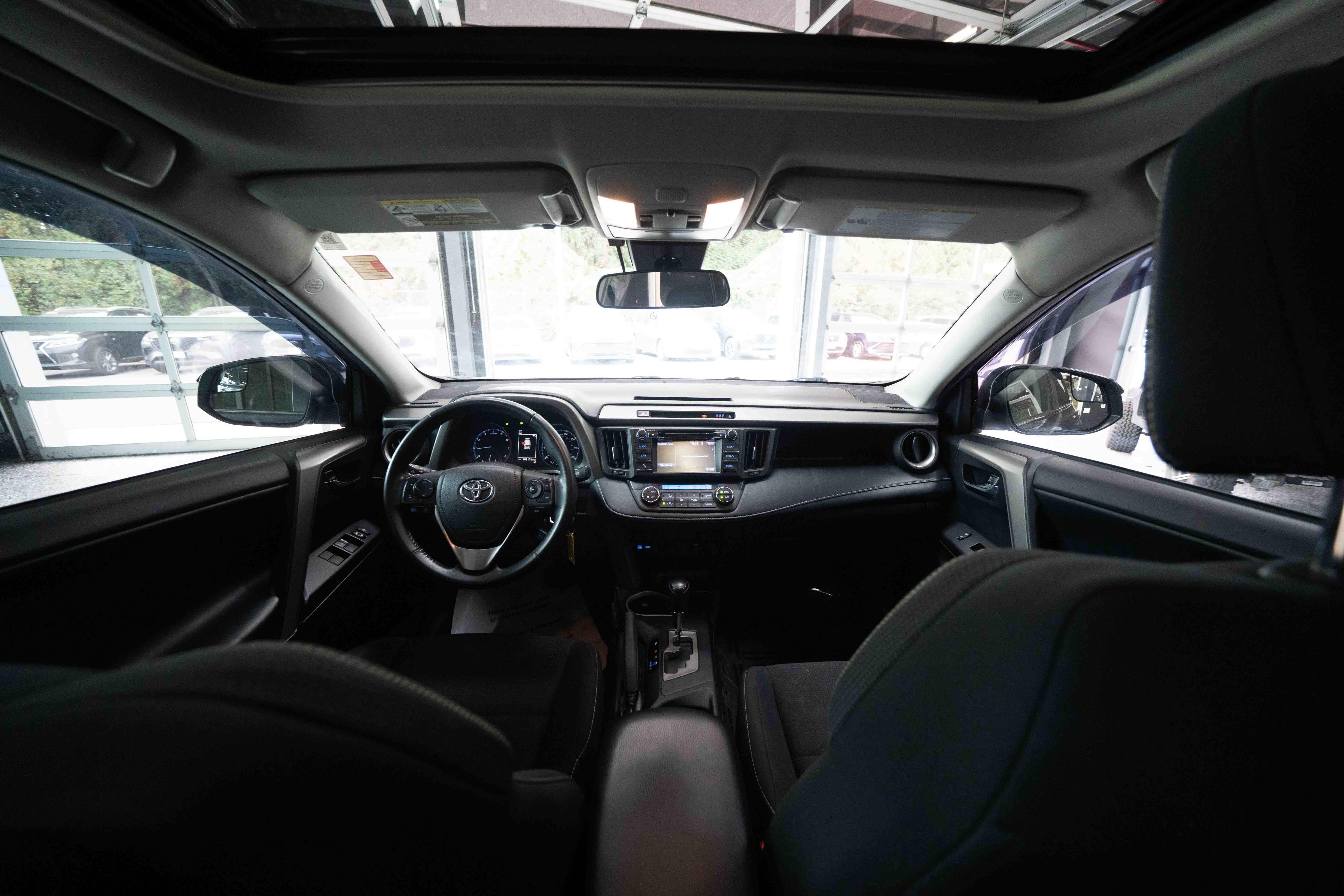 Used 2018 Toyota RAV4 XLE AWD/4WD image 19