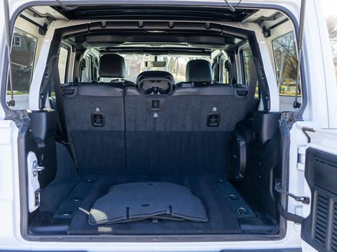 Used 2023 Jeep Wrangler Unlimited Sahara image 9