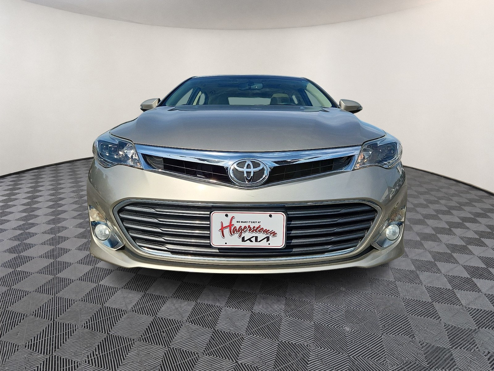 Used 2015 Toyota Avalon XLE Touring FWD image 2