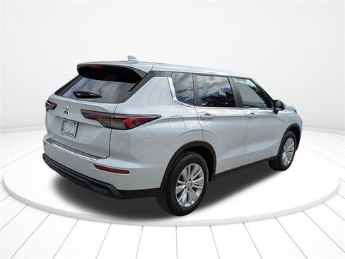 New 2025 Mitsubishi Outlander ES image 4