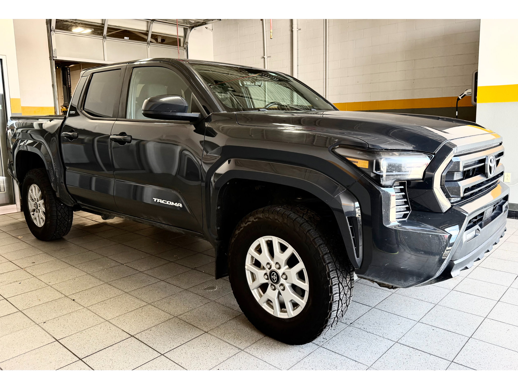 Used 2024 Toyota Tacoma SR5 AWD/4WD image 12