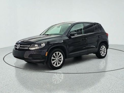 Used 2017 Volkswagen Tiguan Limited w/ Alloy Wheels Package image 3