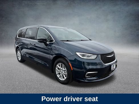 Used 2025 Chrysler Pacifica Select image 9