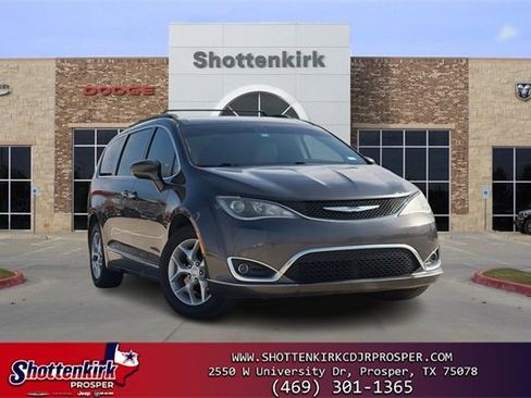 Used 2017 Chrysler Pacifica Touring-L w/ Tire & Wheel Group image 1